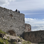 Turisti obľubujú sedenie na najvyšších hradných múroch | Zdroj: Karin Talajková, Trnavské rádio