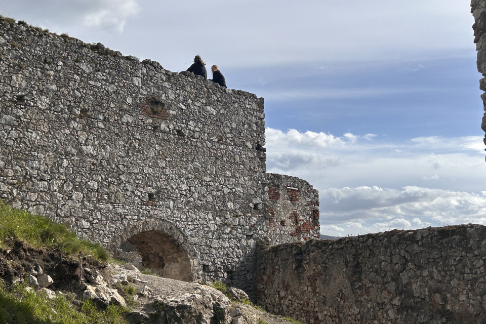 Turisti obľubujú sedenie na najvyšších hradných múroch | Zdroj: Karin Talajková, Trnavské rádio