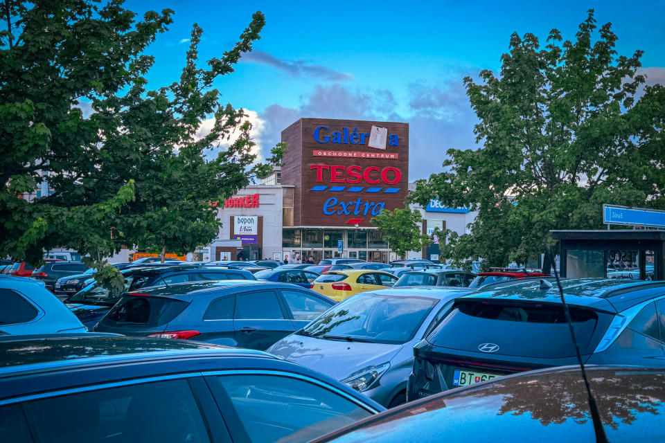 Parkovanie pred Tescom v Trnave je čoraz ťažšie. | Foto: Pavol Holý, Trnavské rádio