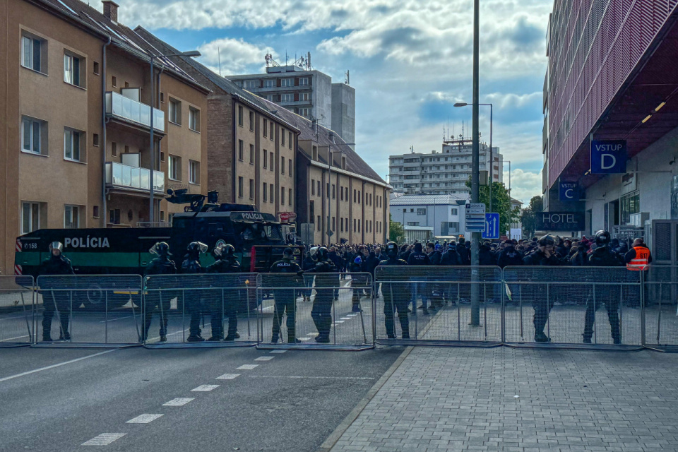 Príchod fanúšikov na Štadión Antona Malatinského sprevádzali policajné opatrenia | Zdroj: Pavol Holý, Trnavské rádio